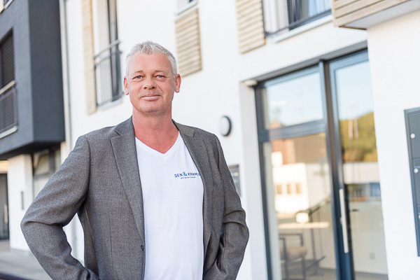 Roland Kramer, Jahrgang 1966, steht für langjährige Erfahrung in Handwerk, Projekt- und Bauleitung. Als Maurermeister steuert er jeden Rohbau von S&K und koordiniert unsere Baustellenteams. 